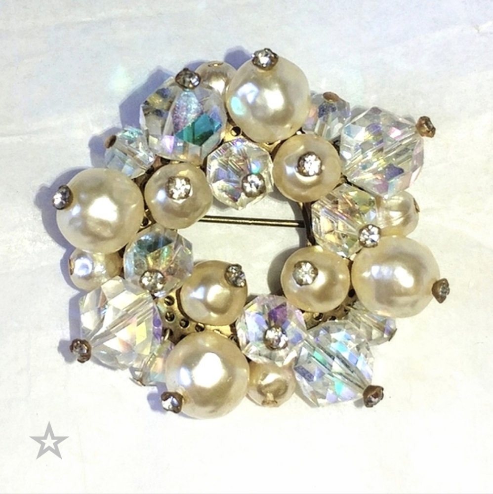 AURORA BOREALIS CRYSTAL & FAUX PEARL VINTAGE CIRCLE PIN